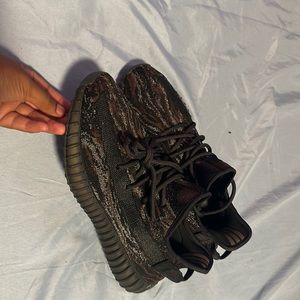 Brown Yeezy 350 size 9.5 men way too big for me .